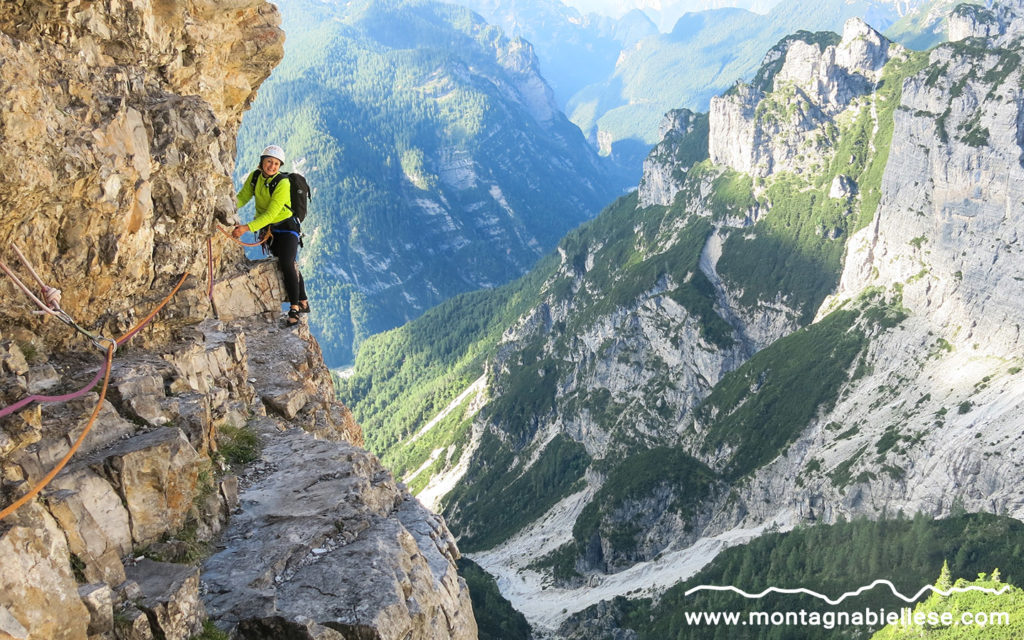 Cristina sull'aerea cengia del Campanile di Val Montanaia